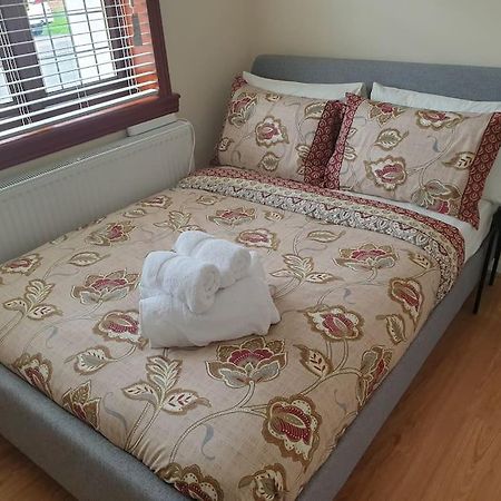 London Luxury 6 Bedroom Family House Sleeps 12 People Parking For 4 Cars Close To Tube. チグウェル エクステリア 写真