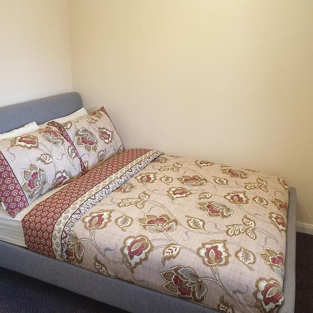 London Luxury 6 Bedroom Family House Sleeps 12 People Parking For 4 Cars Close To Tube. チグウェル エクステリア 写真
