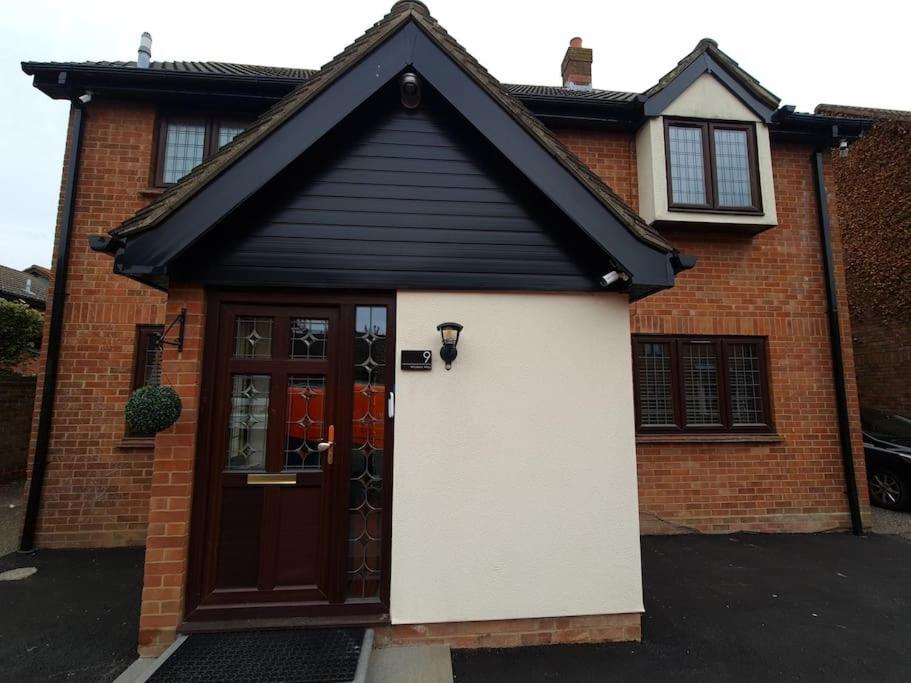 London Luxury 6 Bedroom Family House Sleeps 12 People Parking For 4 Cars Close To Tube. チグウェル エクステリア 写真