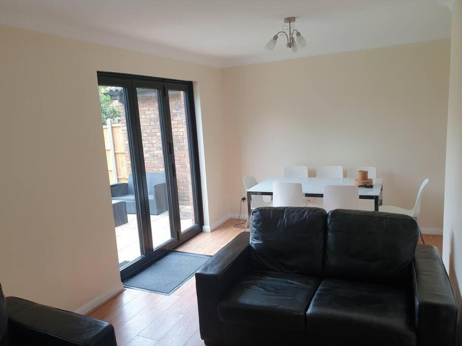London Luxury 6 Bedroom Family House Sleeps 12 People Parking For 4 Cars Close To Tube. チグウェル エクステリア 写真