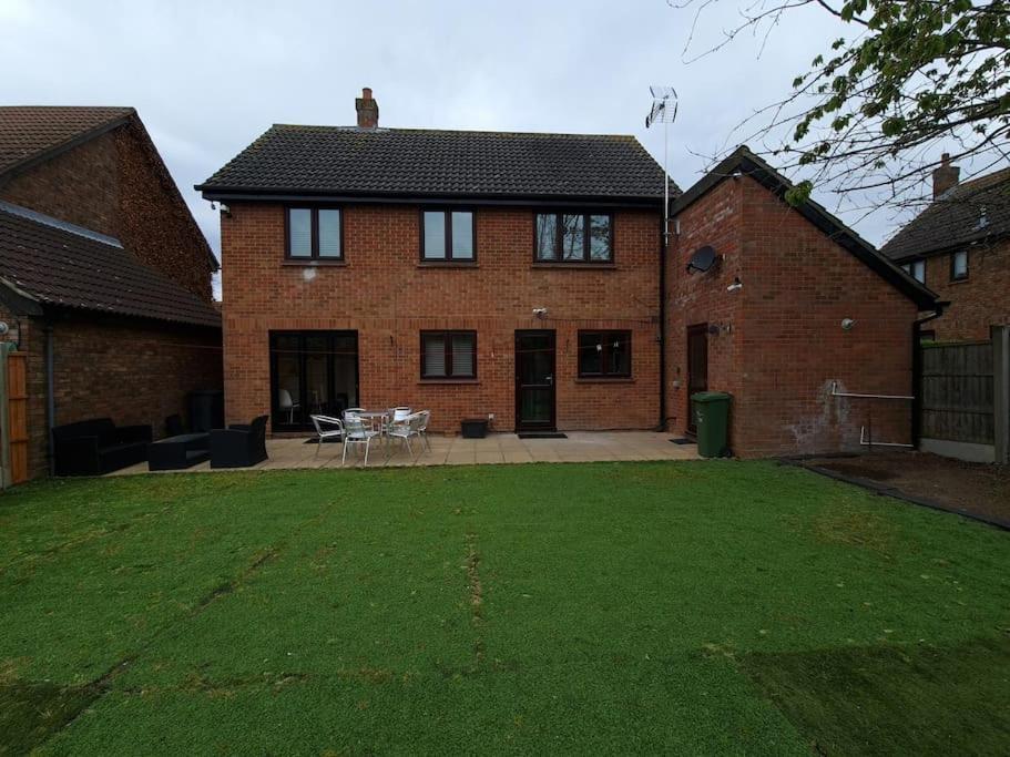 London Luxury 6 Bedroom Family House Sleeps 12 People Parking For 4 Cars Close To Tube. チグウェル エクステリア 写真
