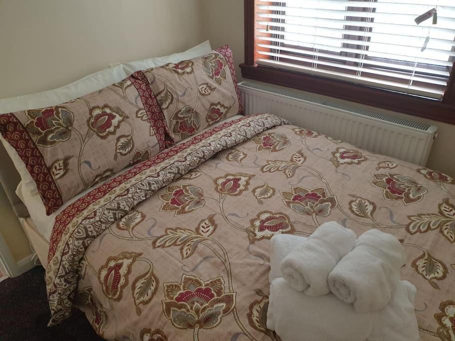 London Luxury 6 Bedroom Family House Sleeps 12 People Parking For 4 Cars Close To Tube. チグウェル エクステリア 写真