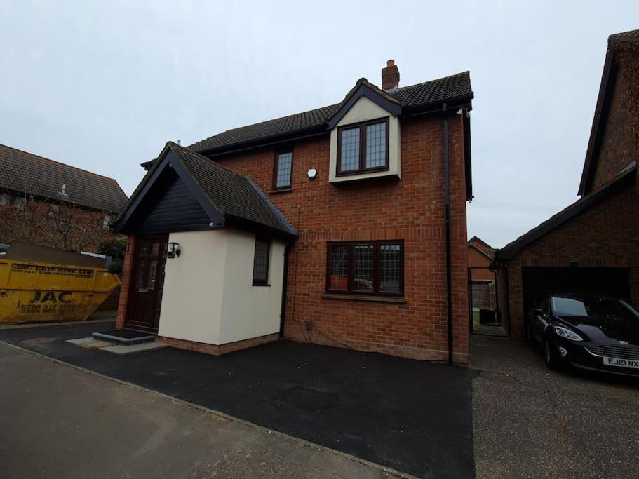 London Luxury 6 Bedroom Family House Sleeps 12 People Parking For 4 Cars Close To Tube. チグウェル エクステリア 写真