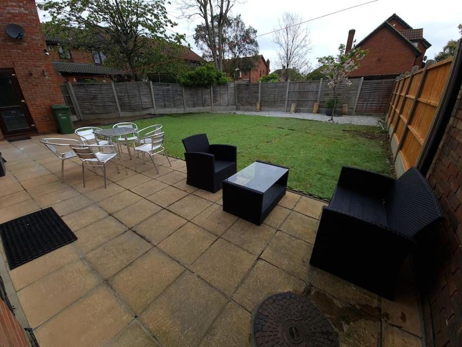 London Luxury 6 Bedroom Family House Sleeps 12 People Parking For 4 Cars Close To Tube. チグウェル エクステリア 写真