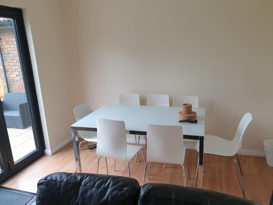 London Luxury 6 Bedroom Family House Sleeps 12 People Parking For 4 Cars Close To Tube. チグウェル エクステリア 写真