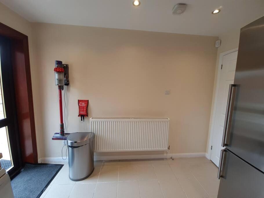 London Luxury 6 Bedroom Family House Sleeps 12 People Parking For 4 Cars Close To Tube. チグウェル エクステリア 写真
