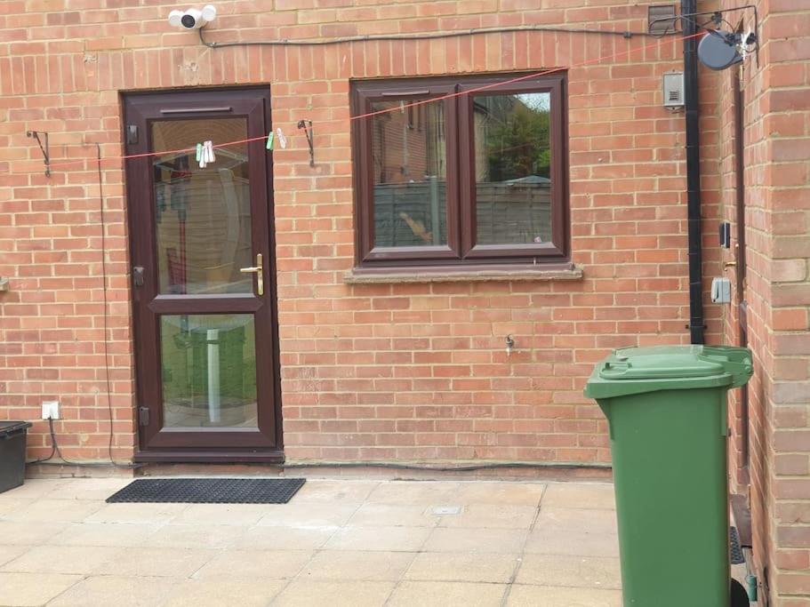 London Luxury 6 Bedroom Family House Sleeps 12 People Parking For 4 Cars Close To Tube. チグウェル エクステリア 写真
