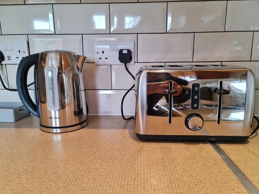 London Luxury 6 Bedroom Family House Sleeps 12 People Parking For 4 Cars Close To Tube. チグウェル エクステリア 写真