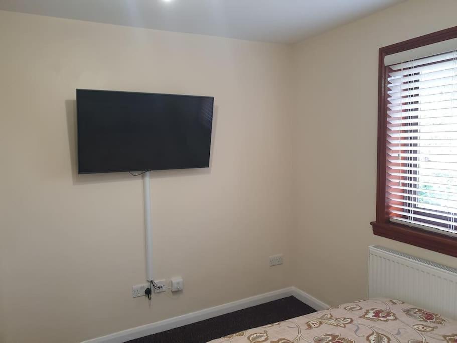 London Luxury 6 Bedroom Family House Sleeps 12 People Parking For 4 Cars Close To Tube. チグウェル エクステリア 写真