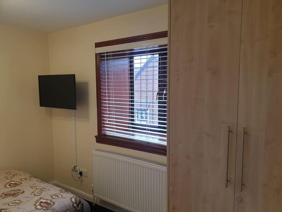 London Luxury 6 Bedroom Family House Sleeps 12 People Parking For 4 Cars Close To Tube. チグウェル エクステリア 写真