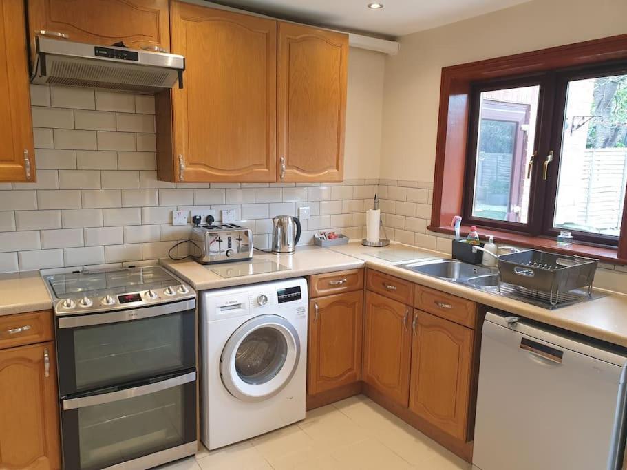 London Luxury 6 Bedroom Family House Sleeps 12 People Parking For 4 Cars Close To Tube. チグウェル エクステリア 写真