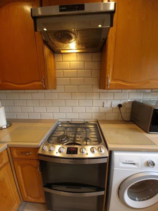 London Luxury 6 Bedroom Family House Sleeps 12 People Parking For 4 Cars Close To Tube. チグウェル エクステリア 写真