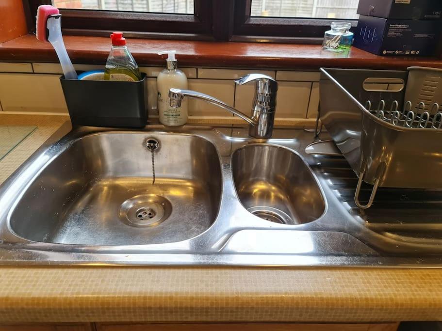 London Luxury 6 Bedroom Family House Sleeps 12 People Parking For 4 Cars Close To Tube. チグウェル エクステリア 写真