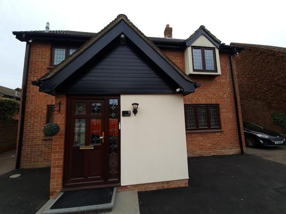 London Luxury 6 Bedroom Family House Sleeps 12 People Parking For 4 Cars Close To Tube. チグウェル エクステリア 写真