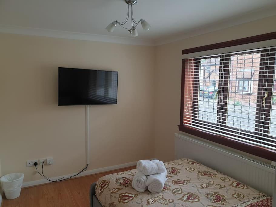 London Luxury 6 Bedroom Family House Sleeps 12 People Parking For 4 Cars Close To Tube. チグウェル エクステリア 写真