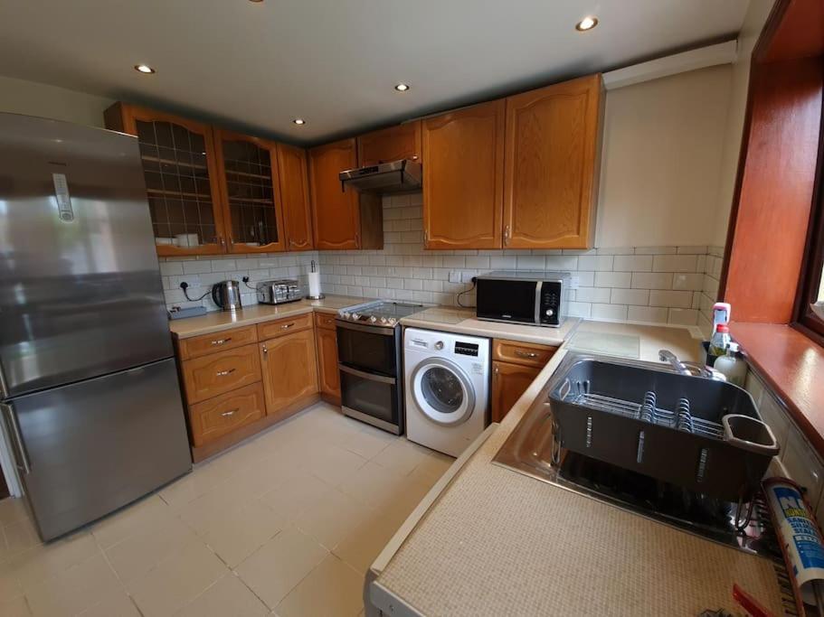 London Luxury 6 Bedroom Family House Sleeps 12 People Parking For 4 Cars Close To Tube. チグウェル エクステリア 写真