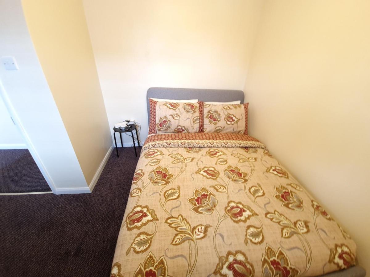 London Luxury 6 Bedroom Family House Sleeps 12 People Parking For 4 Cars Close To Tube. チグウェル エクステリア 写真