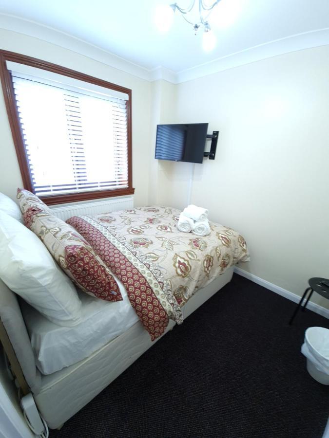 London Luxury 6 Bedroom Family House Sleeps 12 People Parking For 4 Cars Close To Tube. チグウェル エクステリア 写真