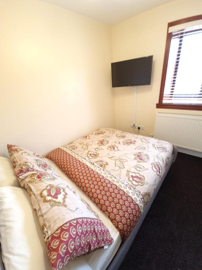 London Luxury 6 Bedroom Family House Sleeps 12 People Parking For 4 Cars Close To Tube. チグウェル エクステリア 写真
