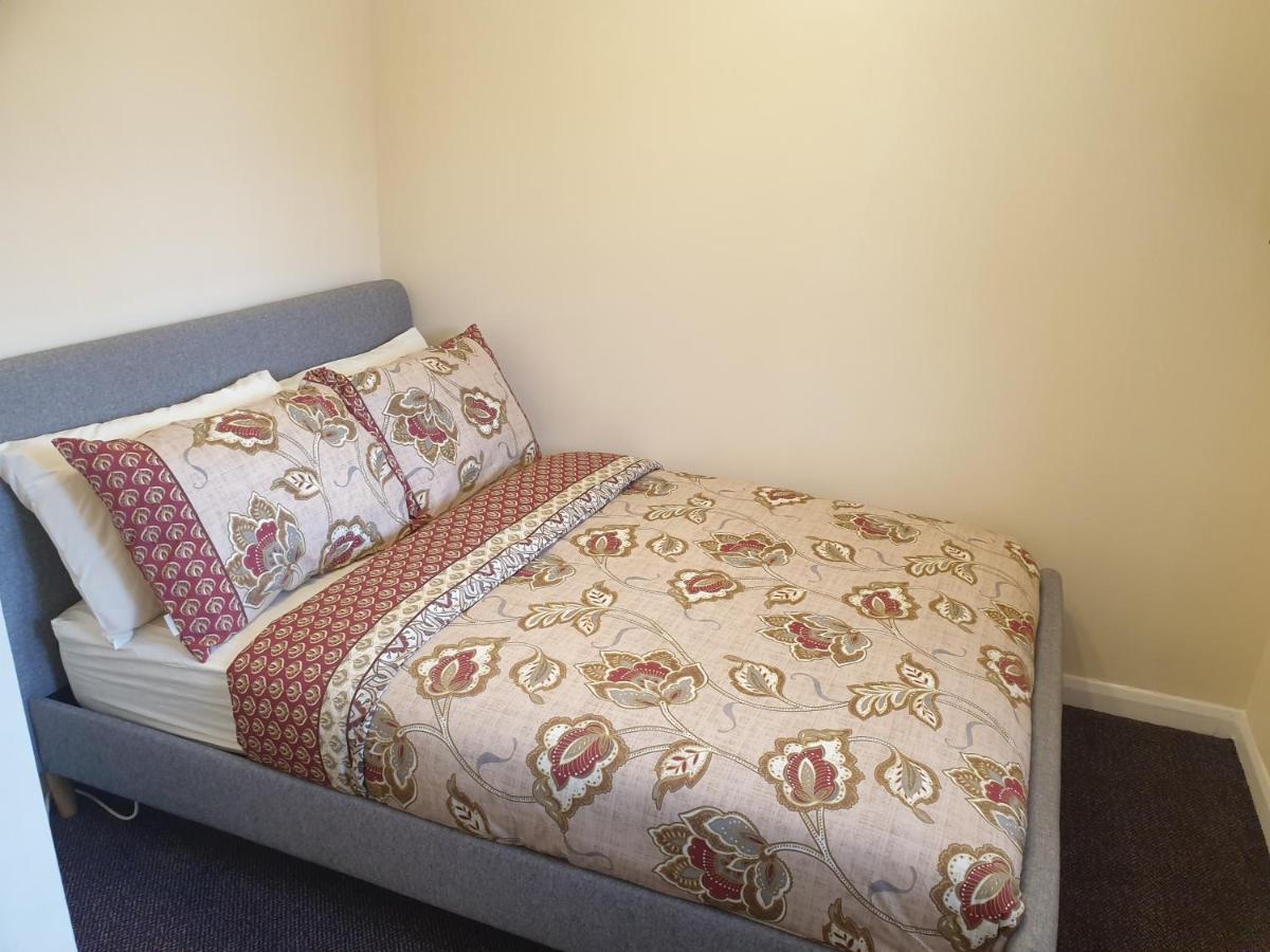 London Luxury 6 Bedroom Family House Sleeps 12 People Parking For 4 Cars Close To Tube. チグウェル エクステリア 写真