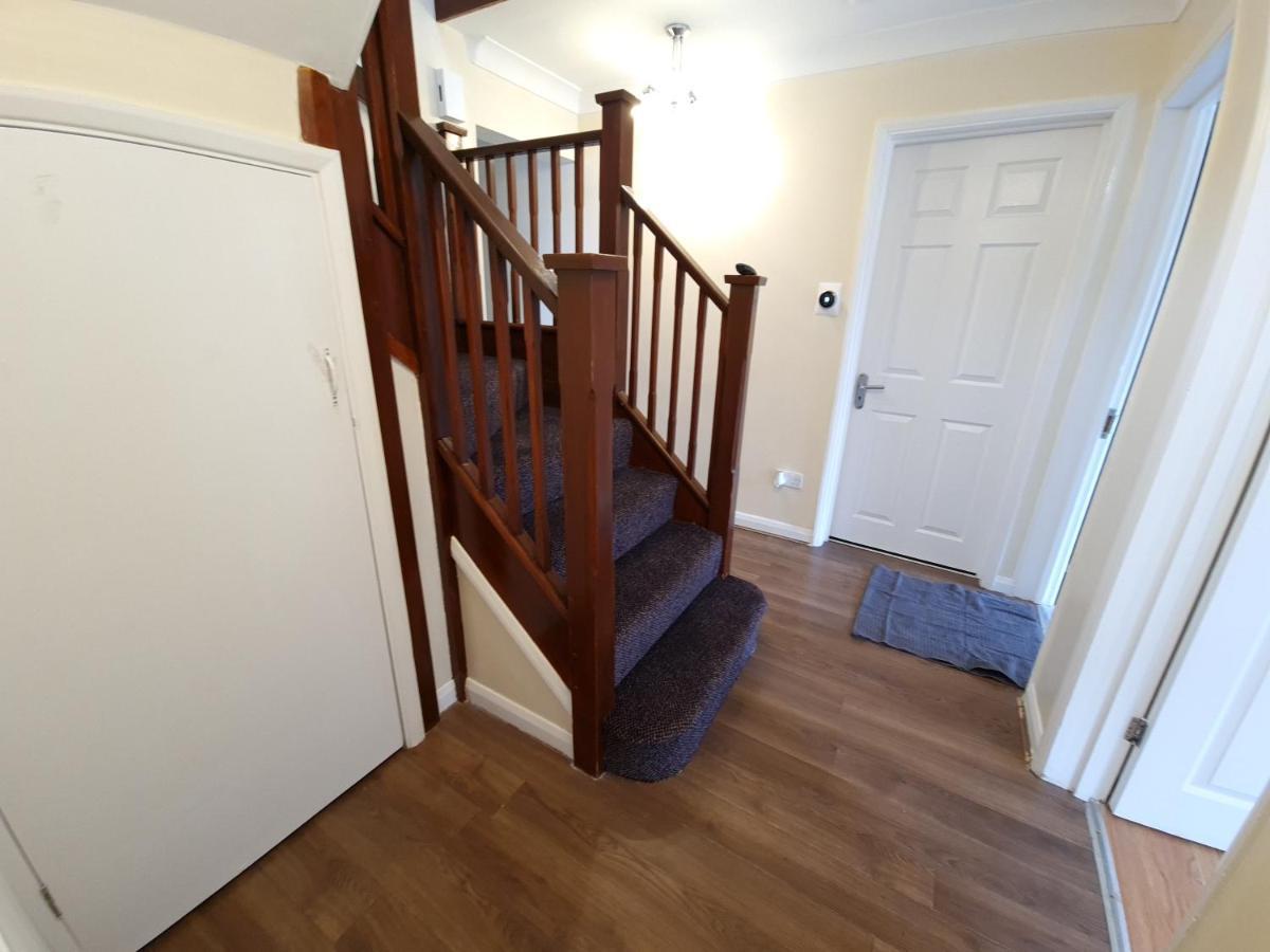 London Luxury 6 Bedroom Family House Sleeps 12 People Parking For 4 Cars Close To Tube. チグウェル エクステリア 写真