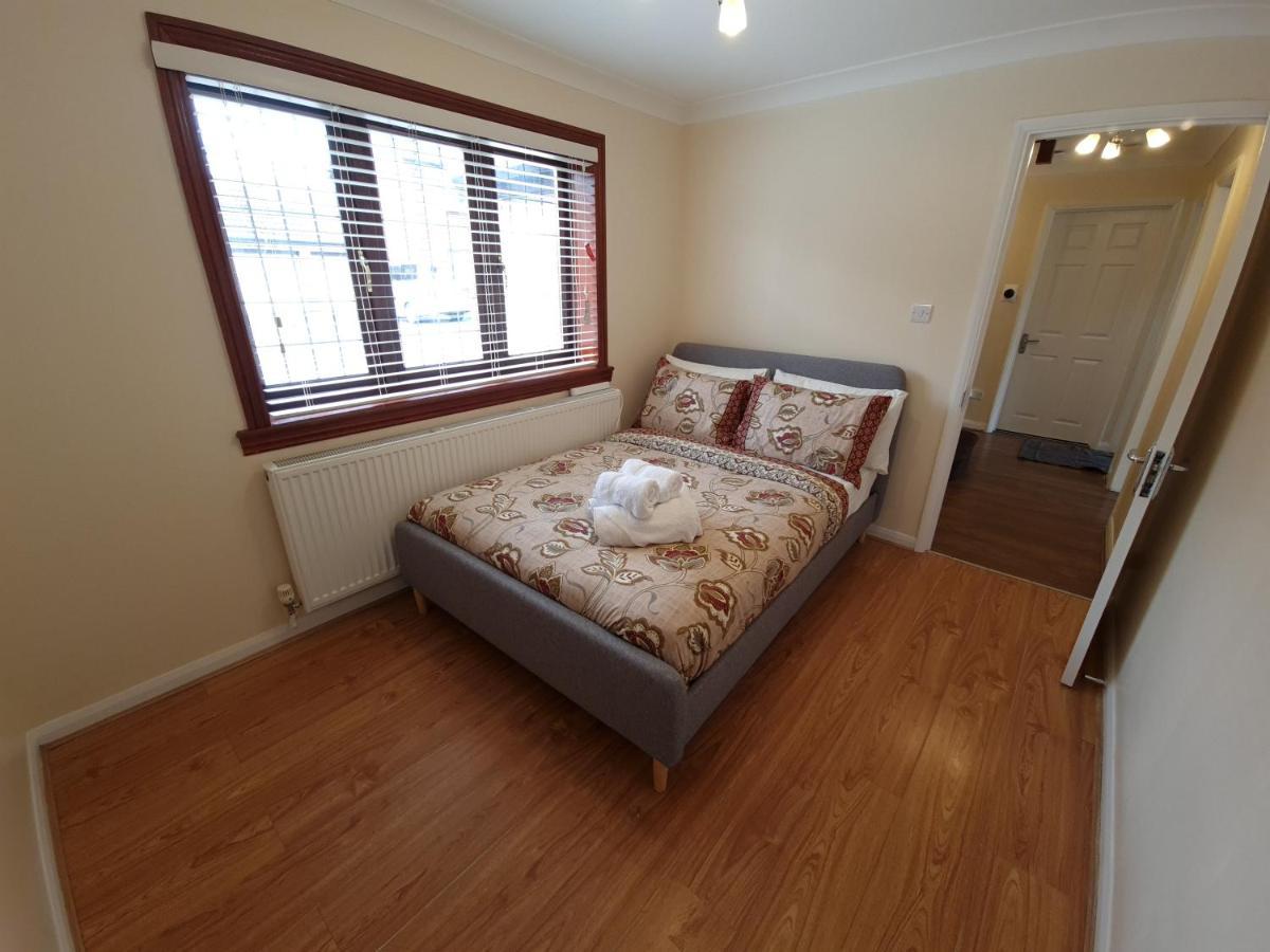 London Luxury 6 Bedroom Family House Sleeps 12 People Parking For 4 Cars Close To Tube. チグウェル エクステリア 写真