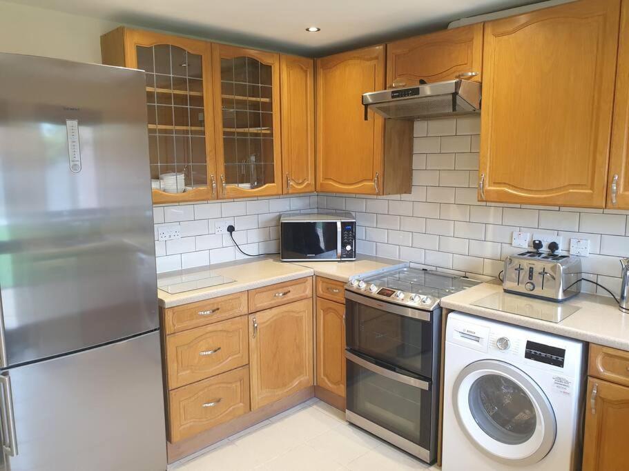 London Luxury 6 Bedroom Family House Sleeps 12 People Parking For 4 Cars Close To Tube. チグウェル エクステリア 写真