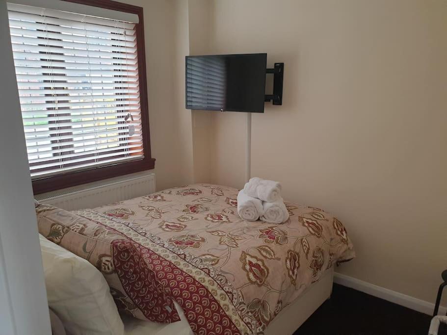 London Luxury 6 Bedroom Family House Sleeps 12 People Parking For 4 Cars Close To Tube. チグウェル エクステリア 写真