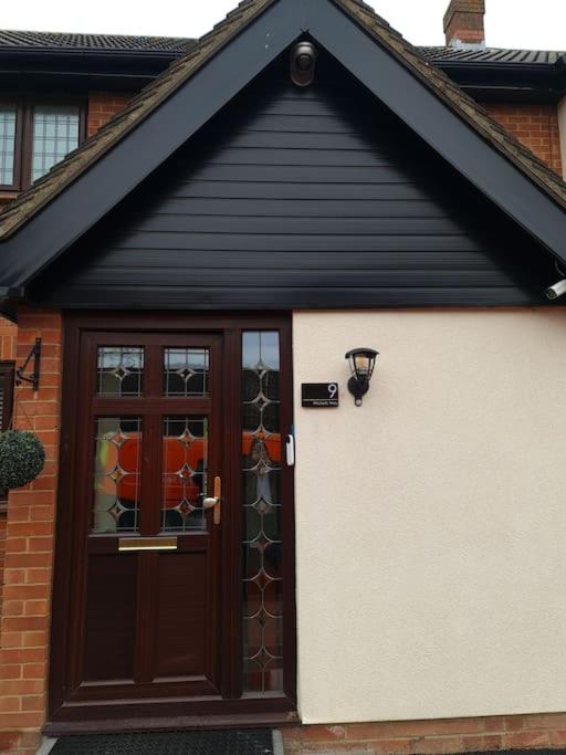 London Luxury 6 Bedroom Family House Sleeps 12 People Parking For 4 Cars Close To Tube. チグウェル エクステリア 写真
